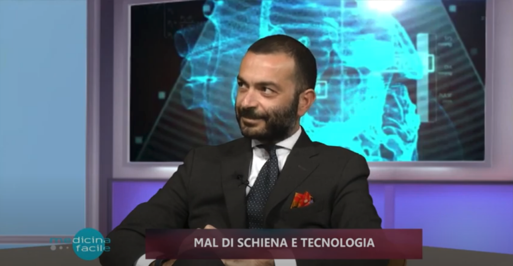 Lo studio televisivo di Rete 8 con il dottor Giuseppe Sciarrone, intervistato sul tema dell'innovazione tecnologica nella chirurgia vertebrale